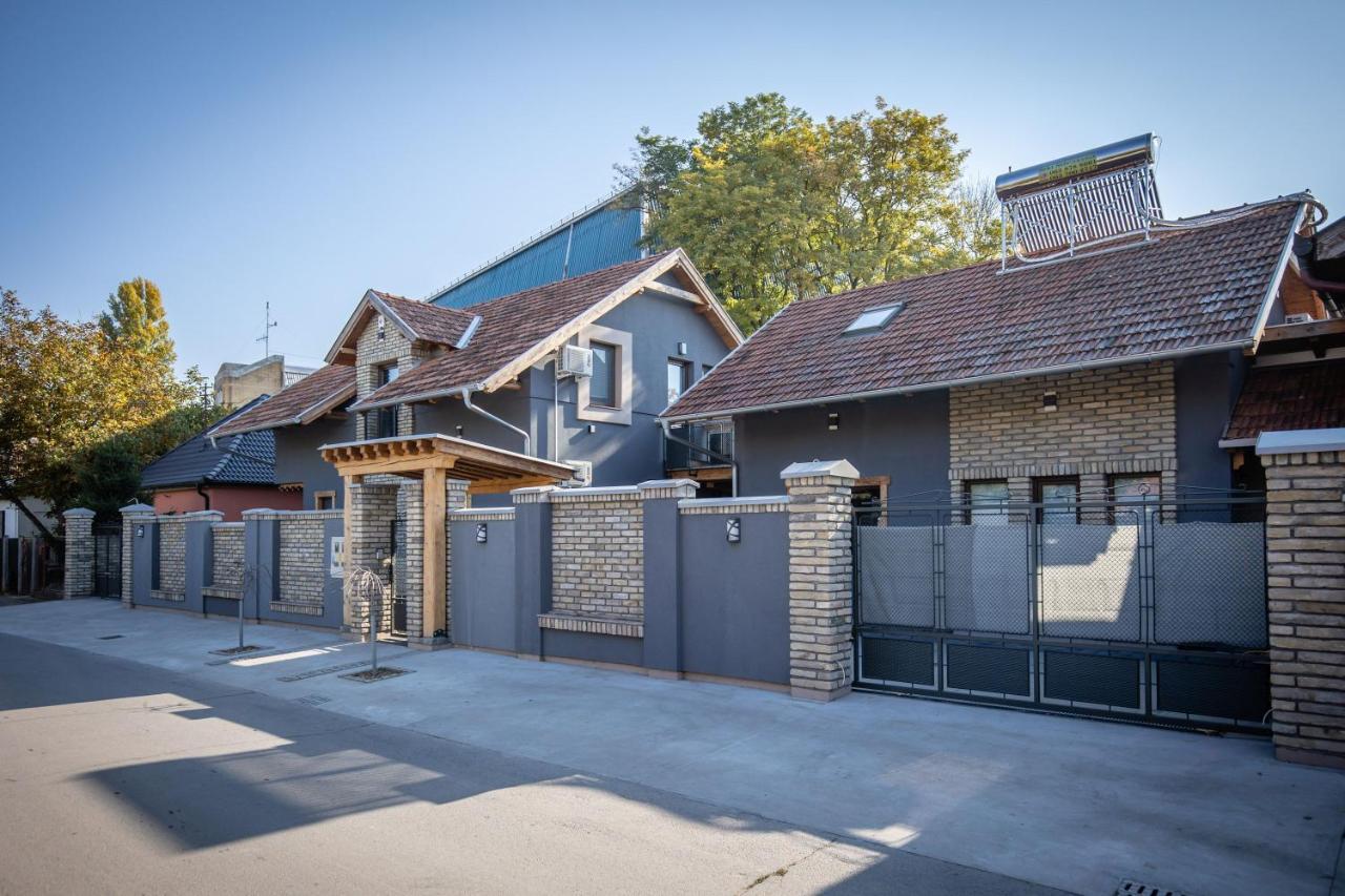 Gray Brick Apartment Суботица Екстериор снимка